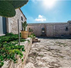  6 bedroom villa with heated pool in Modica, sleeps 18